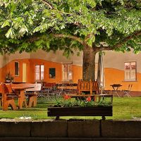 unsere gartenwirtschaft bei nacht
